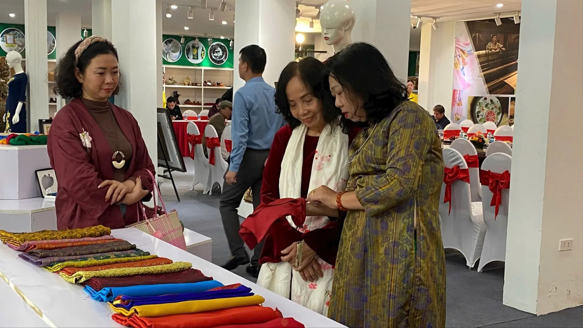 Sắc màu thêu ren, lụa, áo dài tôn vinh thủ công Hà Nội